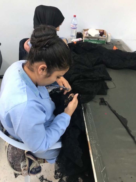 Lyon Lace Hand Scalloping